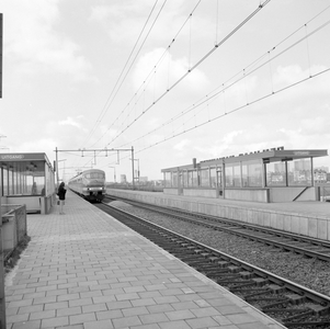 153101 Gezicht op de perrons van het nieuwe station Den Haag Mariahoeve te Den Haag met een electrisch treinstel plan T ...